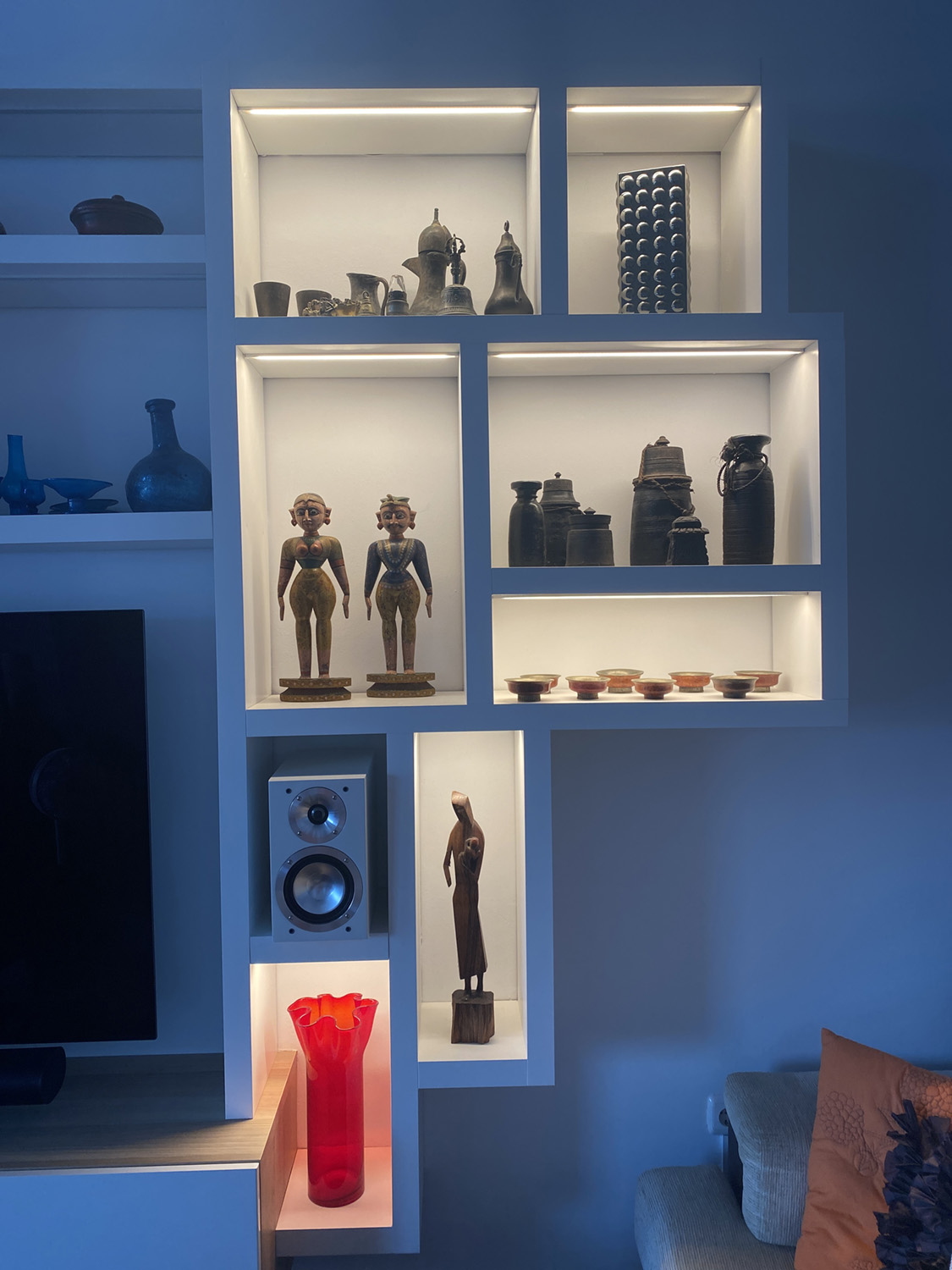Los LED Lumistrips Lumiflex3098+ SunLike iluminan ahora de forma natural las exquisitas obras de arte como estatuas, cerámica y vidrio artístico de una colección privada, expuestas en una casa residencial de Europa.